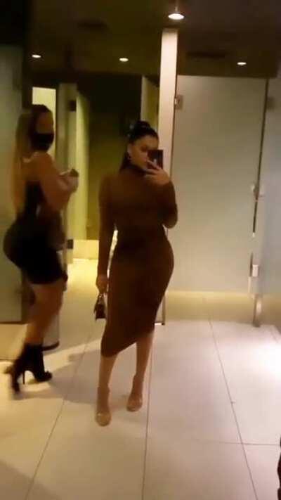 Sommer sure knows how to arch that ass😍😍