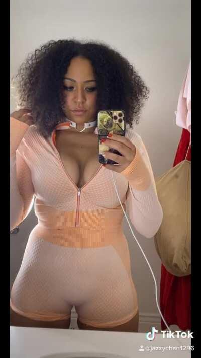 Cuz she tttthhickkkkkk [self]