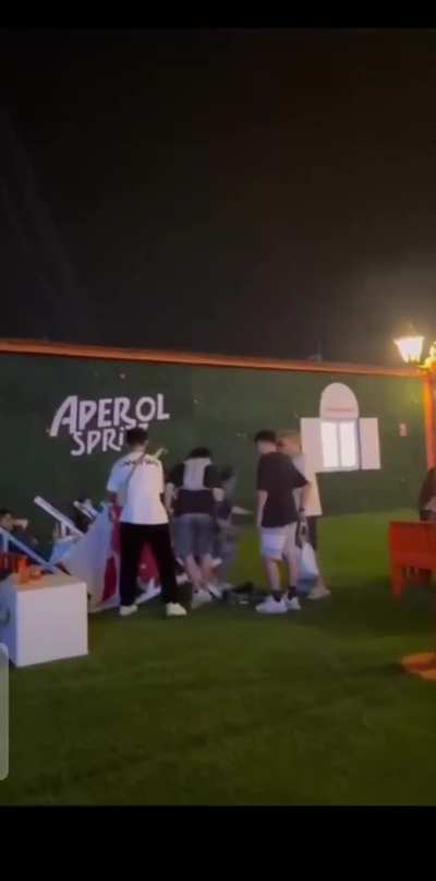 Xinese bros so eager to become part of Taiwan, they took the Taiwanese bros flag to admire it. 