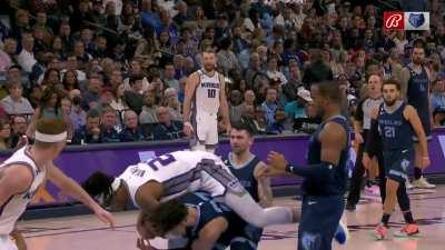 [Highlight] David Roddy flips Richaun Holmes over his back to take away the rebound, an apparently legal move.