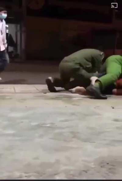 Beautiful Tai Otoshi from Vietnamese cop. The guy who got arrested was a drunk who went outside disturbing public order in quaratine time