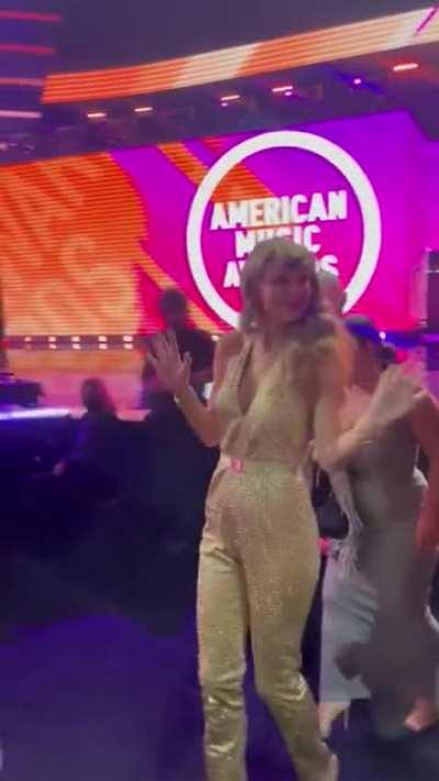 Nice quick glimpse of Taylor's tit as she arrives at the AMAs tonight