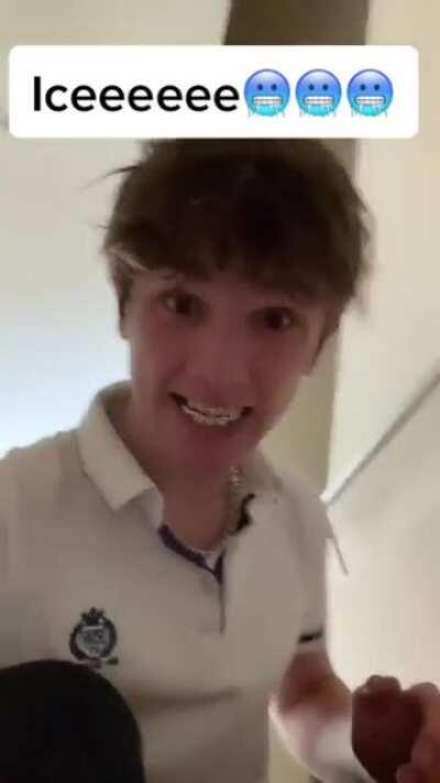 Kid claims he has 800k and then only posts videos like this one to show off his totally real grill