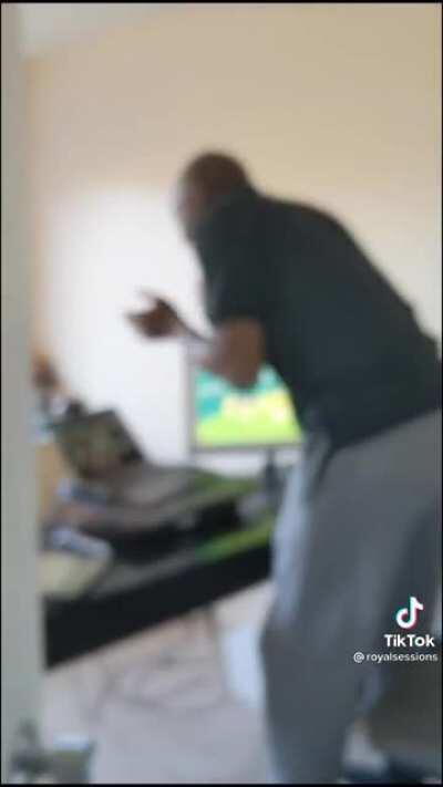 Kindergarten teacher vibes with his students