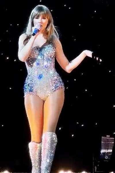 Taylor Swift and her little outfits make me so incredibly hardð±