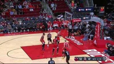 [Highlight] KPJ snatches Lonzo’s ankles and drains the middy