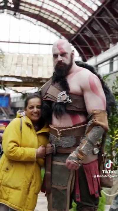 When a 2.18 m / 7&rsquo;2&rdquo; person decides to cosplay