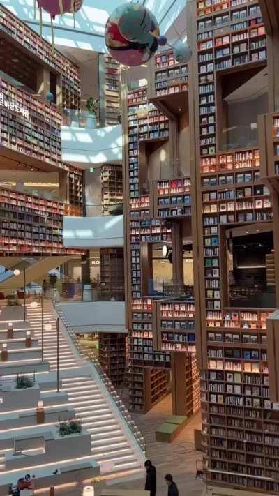 Одна из красивейших библиотек мира — Пёлмадан в Южной Корее. Она бесплатна и открыта для всех желающих.