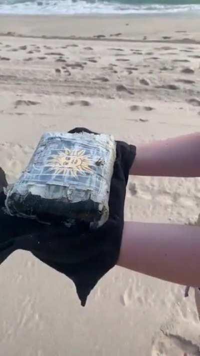 Encontraron un ladrillo (¿de cocaína?) embalado con la estampa del Sol de Mayo de la bandera uruguaya. Parece que llegó arrastrado a la costa norteamericana