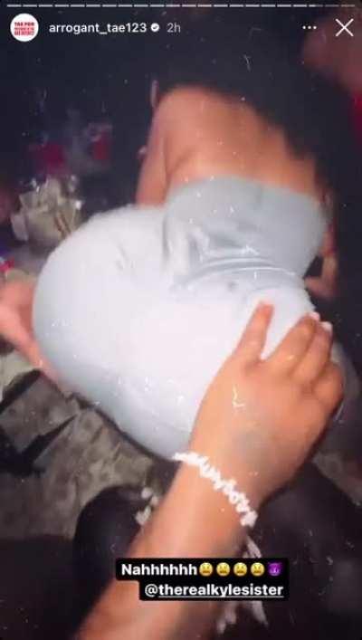 Tae grabbing that mf 🍑