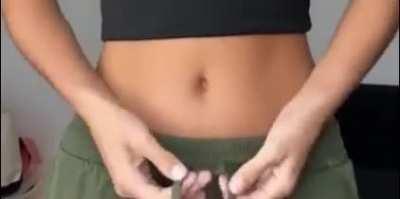 The best closeup on her belly button I could get 🥵 🥵