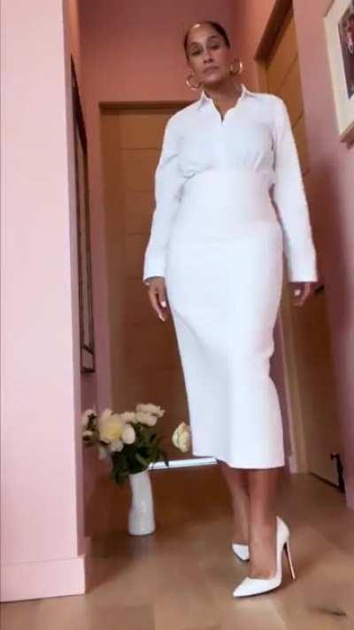 Tracee In White & A Sexy Jiggle