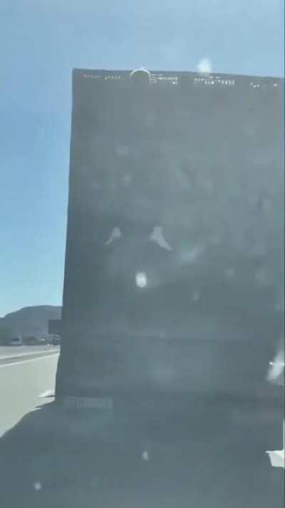 Theft of mandarins from the truck while driving