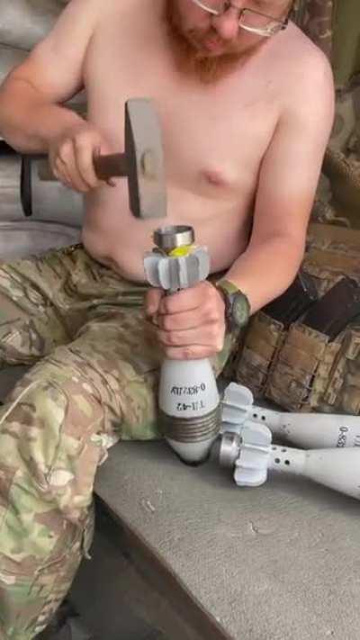ukrainian soldier upgrades 82mm mine to shoot it from rpg7