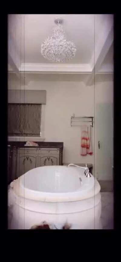 A little dance from her last post in instagram. Sha does like to dance very much but she is beautiful!