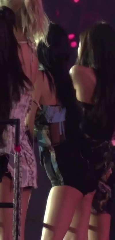 Queen Jisoo's butt cheeks 👑🍑