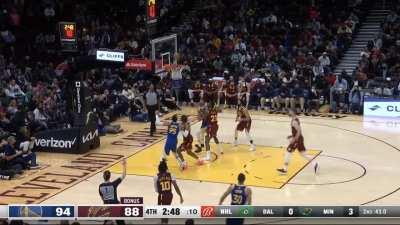 [Highlight] Curry pulls off the Harden double-stepback triple to extend the Warriors lead to 9 and give him 18 points in the 4th