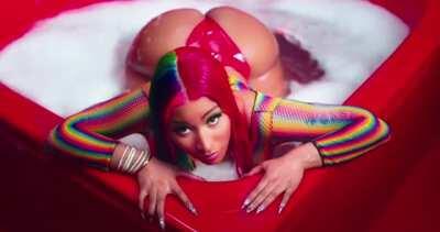 Twerking her big juicy ass