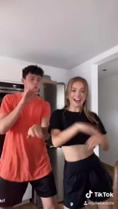 Gelöschtes TikTok mit ihrem Freund vom 12.11.2020 (Original)