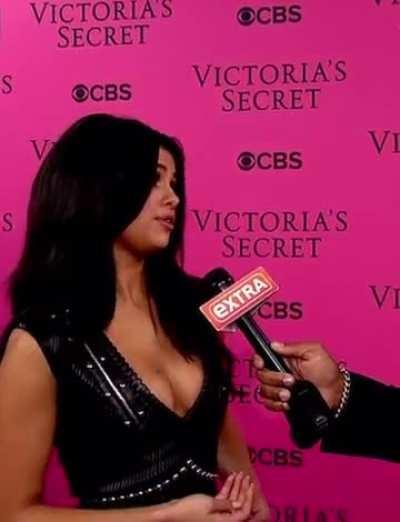 “ExtraTV” interview at the Victoria Secret Fashion Show | November 2015