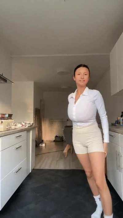 Showing off her workout fit 😍