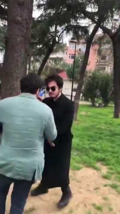 Kız kankalar sevgililerinin dikkatini çekmek için kavga ederler: