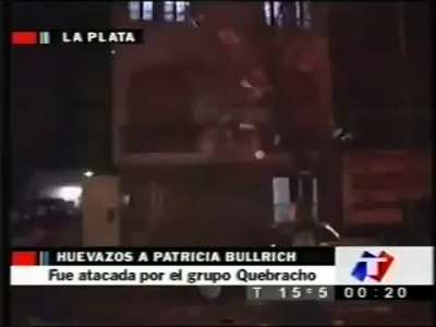 La Plata Agosto 2002 - Huevazos a Patricia Bullrich