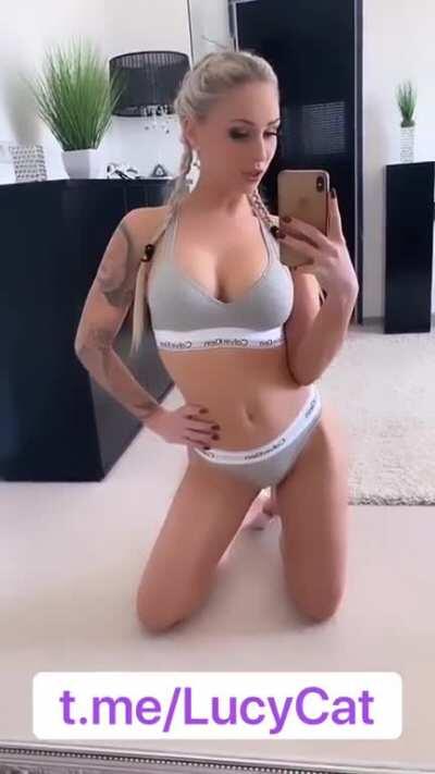 She looks like a CK Model 😍