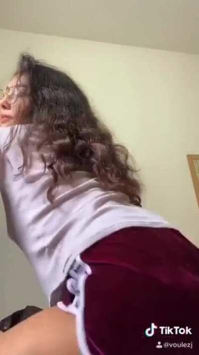 Booty shake 🍑 (22 y/o)