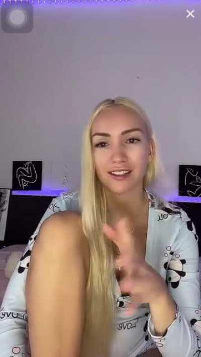 @anyas_private was live showing off her cute beautiful white toes!! 🤍🤍