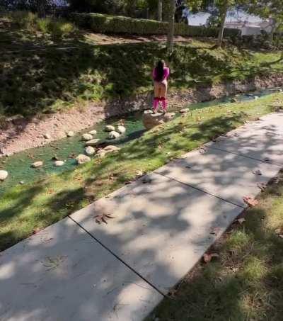 isssahoneey making it clap at the park 👏🏾