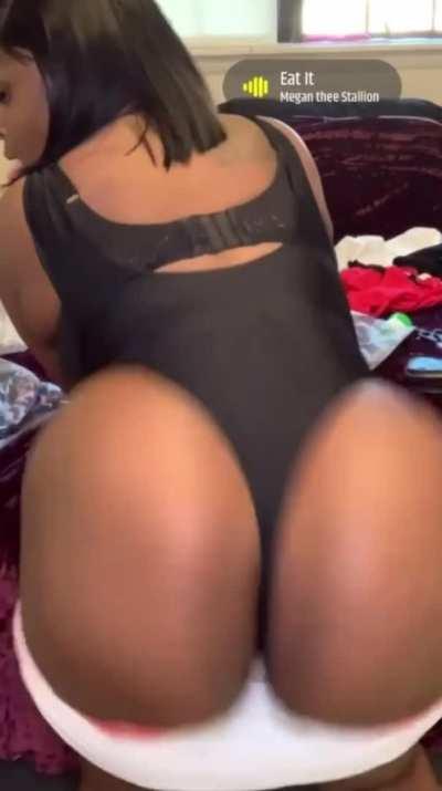 Thick ass ebony cheeks