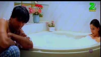 Madhuri Dixit and Akshay Kumar hot shower scene