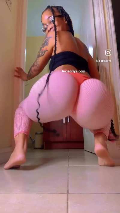 Best of both worlds 🍑🦶🤩