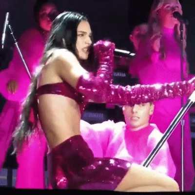 Dua Lipa knows how to put on a good concert