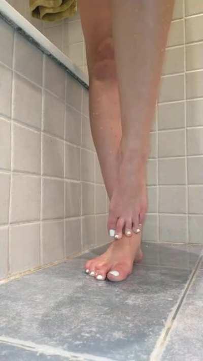 😖 Okay... who stole my towel?? 💦👣