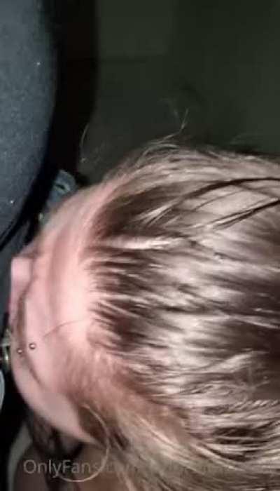 I simply just love sucking cock 😉 More content like this on my OF soon 💜 Link in the comments. Would love to see you there 😘