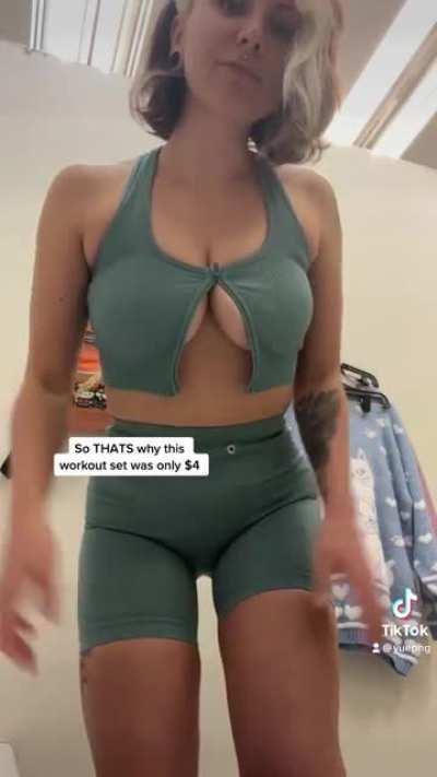 The zipper was holding on for its life 😩 @yuepng