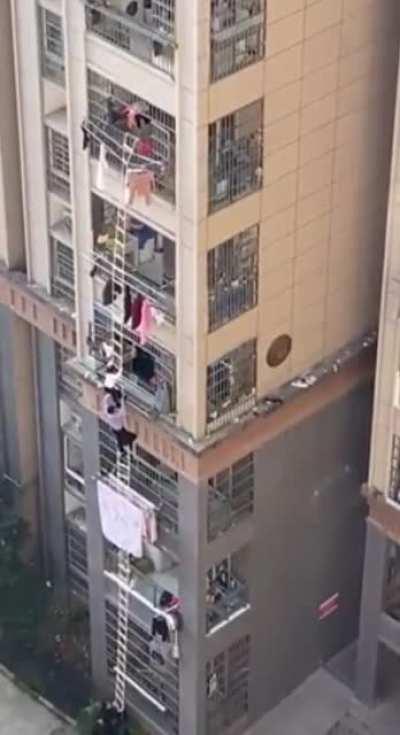 Shanghai residents trying to escape from Chinese lockdowns.