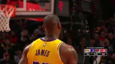 [Highlight] LeBron hits another three, he has 5 threes, 31 points