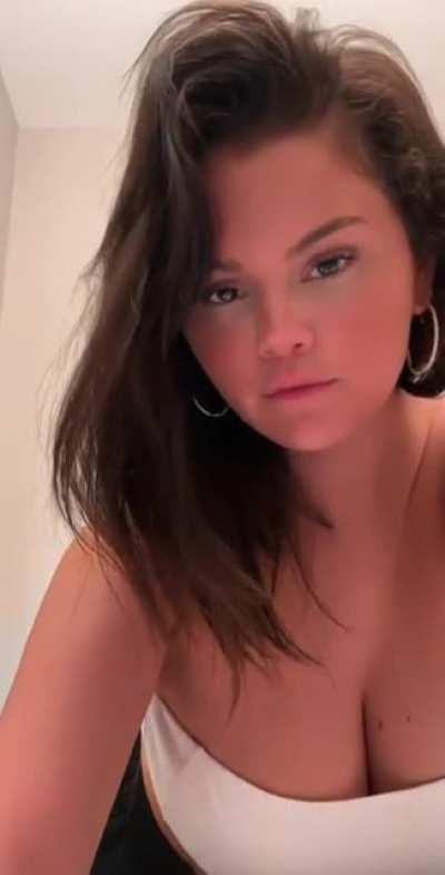 Selena Gomez: Cleavage