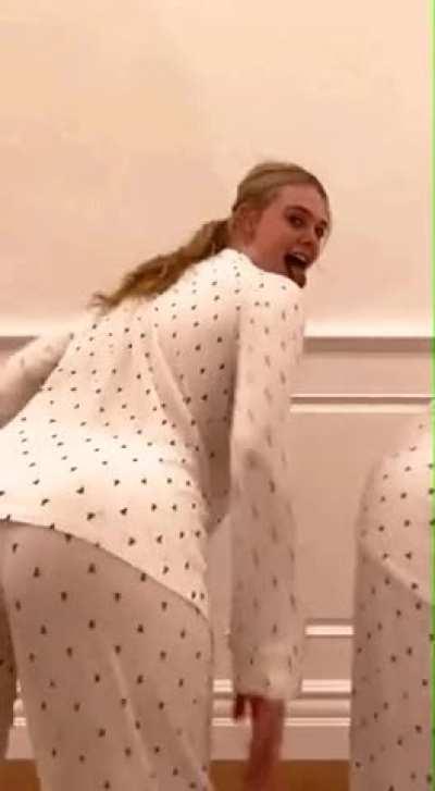 Elle Fanning twerks