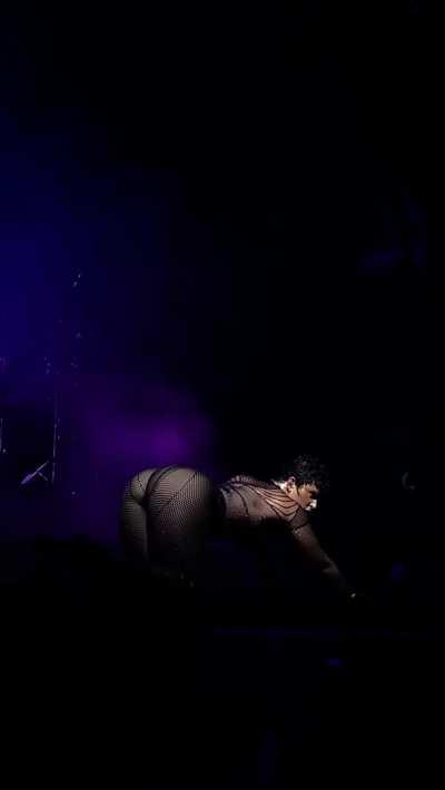 Nathy Peluso y su -NO PLASTIC gordo en el show