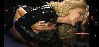 Diana Knight deliverys a one sexy smother to Christina Carter...WHAT A HUMILIATION🔥