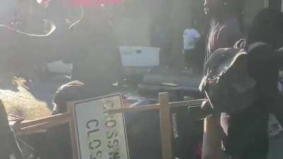 В Сиэтле темнокожий чувак ворвался на очередной митинг BLM долбоёбов словно луч здравого смысла и начал крушить баррикады бунтарей. Он кричал о важности всех жизней и посылал нахуй движение за чёрные жизни.