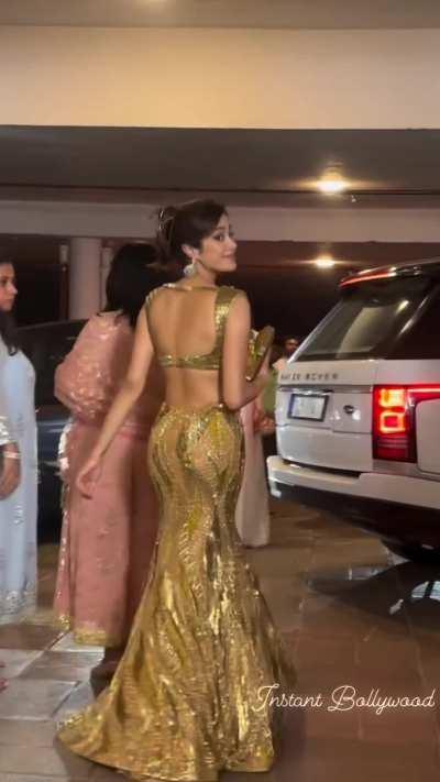 Janhvi Kapoor's thicc booty jiggling