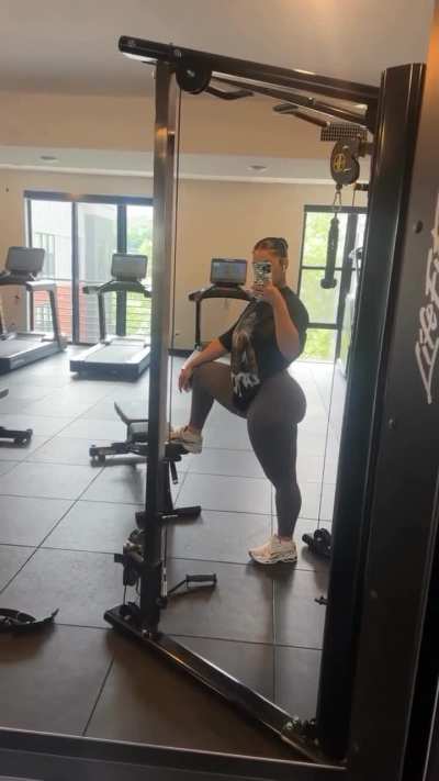 Felicia Lucas (@lovelylesh)