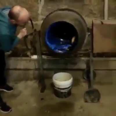 Haciendo queimada en una hormigonera