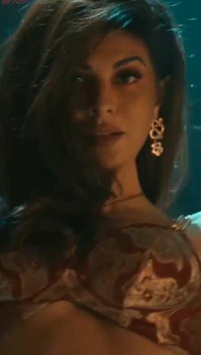 Jacqueline Fernandez (Thighs, Midriff, traditional)