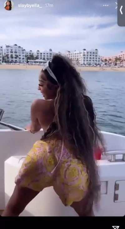 Her cheeks bouncing everywhere 🤤🤤🤤🥺